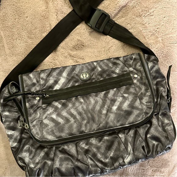 Lululemon Yoga Moto Messenger Bag - Picture 1 of 2